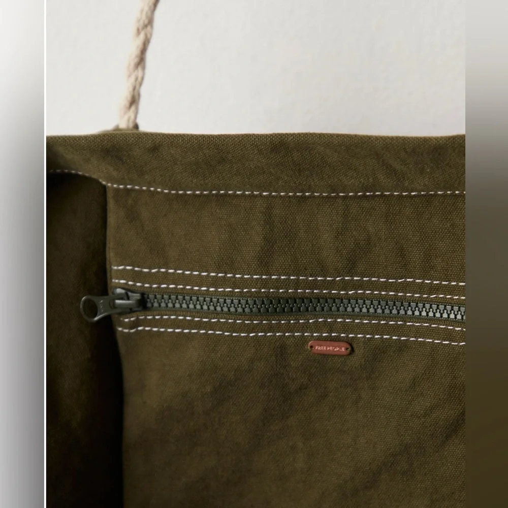 Free People Been there Badge Tote Bag NEW - Picture 5 of 7